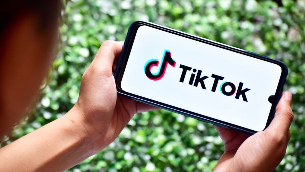 Le intră zeci de mii de dolari în cont când postează pe Tik Tok. Cine sunt cei mai bine plătiți tik tokeri din lume