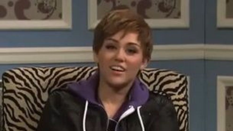 Miley Cyrus il imita pe Justin Bieber in SNL! VIDEO PREMIERA