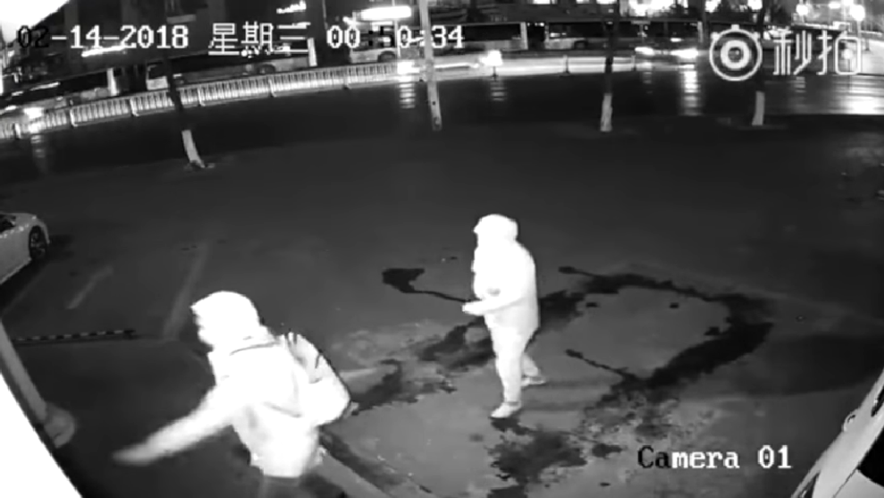 Politistii au ras cu lacrimi cand au vazut filmarea! Ce au facut 2 hoti cand au incercat sa sparga un magazin
