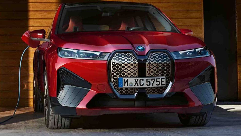Noul BMW iX aduce viitorul mai aproape și îți propune cele mai avansate inovații tehnologice, pentru un viitor verde