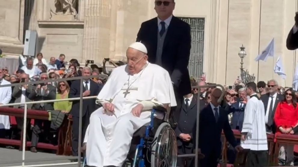 Ultima apariție a papei Francisc printre credincioşii din Piaţa Sfântul Petru de la Vatican, cu doar o zi înainte să moară VIDEO. Ce a transmis mulțimii