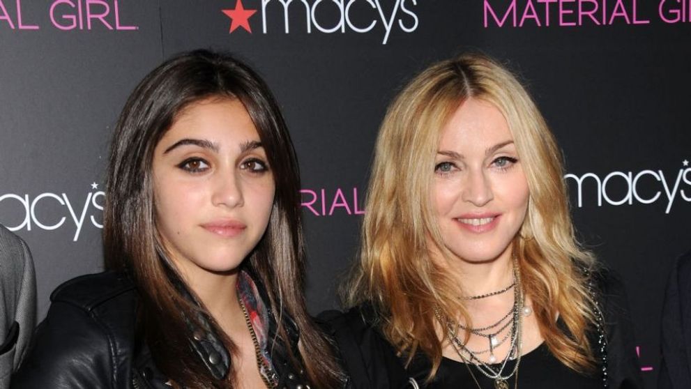 A lasat in urma imaginea copilei adorabile si calca pe urmele mamei sale. Cat de schimbata este Lourdes Leon