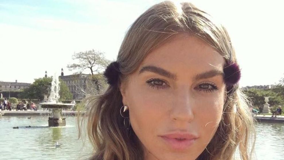Corina Bud și-a etalat posteriul bombat într-un costum de baie minuscul. Cântăreața se află în vacanță în St. Tropez