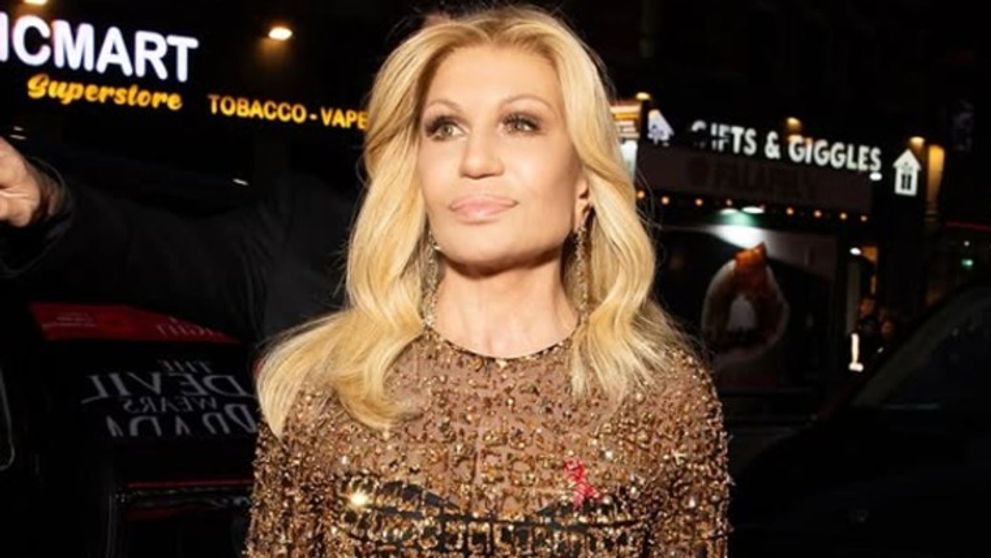 Donatella Versace a „întinerit” doar la față! La 71 de ani, vedeta și-a afișat trupul într-o rochie decupată, iar fanii sunt dezgustați: „Dacă nu am cu ce să curăț podeaua, o sun pe Donatella”