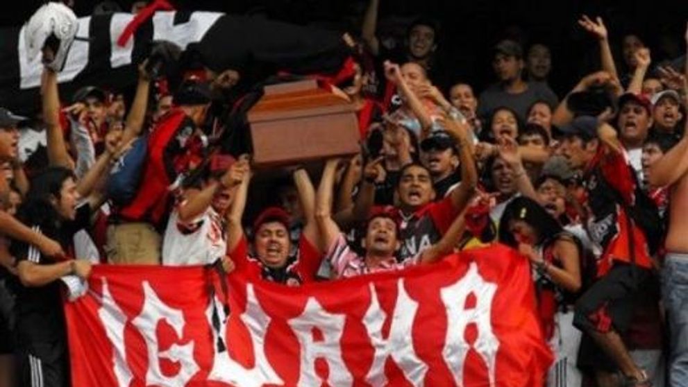 FOTO: Imagine sinistra pe un stadion: fanii au adus un <span style=