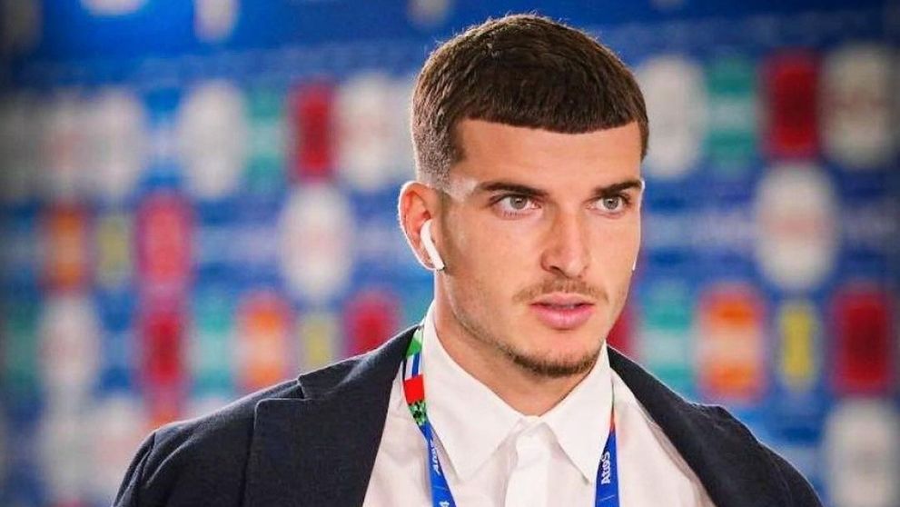 Valentin Mihailă și-a vopsit părul blond și a plecat în vacanță. Cum a fost surprins fotbalistul și iubita lui pe insula petrecăreților din Grecia