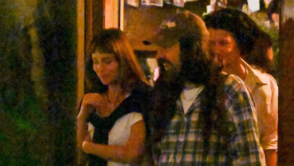 Paparazzi i-au surprins în ipostaze tandre. Cum a fost fotografiată Dakota Johnson alături de un designer celebru