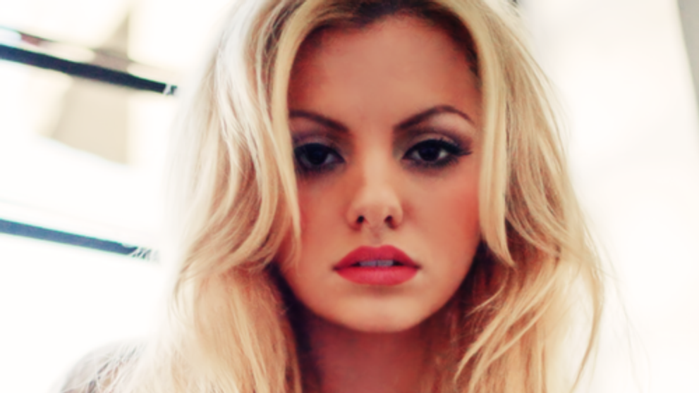 Cine este milionarul care o curteaza pe Alexandra Stan si cu ce gest extravagant incearca sa o cucereasca: VIDEO