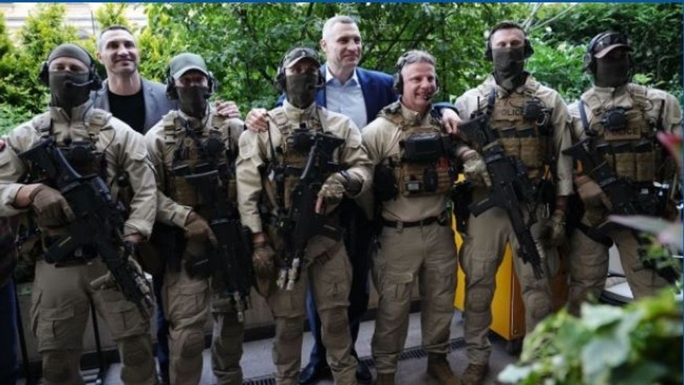 VIRAL! Bodyguarzii cancelarului Olaf Scholz s-au fotografiat cu frații Klitschko