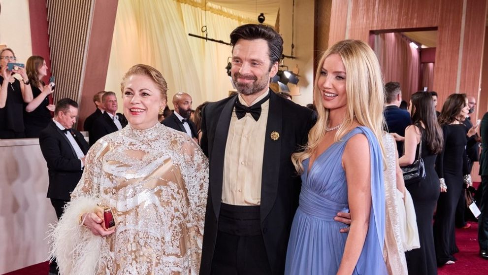 Sebastian Stan și-a lăsat mama acasă și a petrecut la Oscar after party alături de iubita sa. Ipostazele adorabile în care au fost surprinși