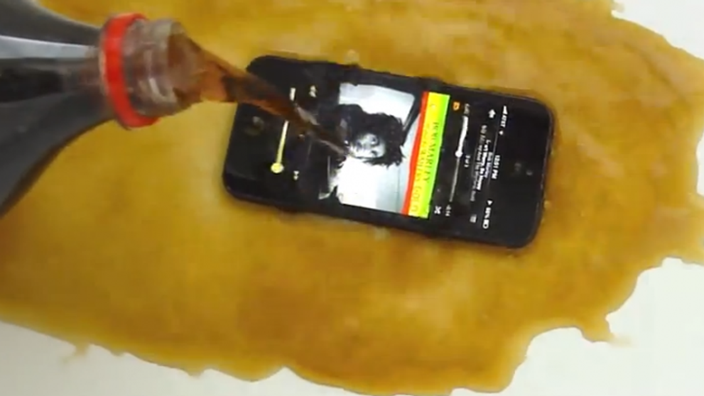 Putini ar avea curaj sa incerce asa ceva cu telefonul lor. Ce se intampla daca torni suc acidulat pe iPhone 5: VIDEO