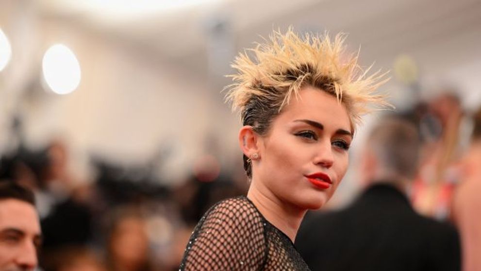 Miley Cyrus, aparitie dezastruoasa la Gala Met. Cum arata tinuta pentru care ar trebui sa-si concedieze stilistii