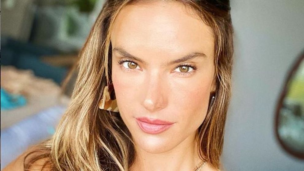 Alessandra Ambrosio, apariție răvășitoare în ziua aniversării a 40 de ani. Cu ce costum de baie s-a afișat brazilianca