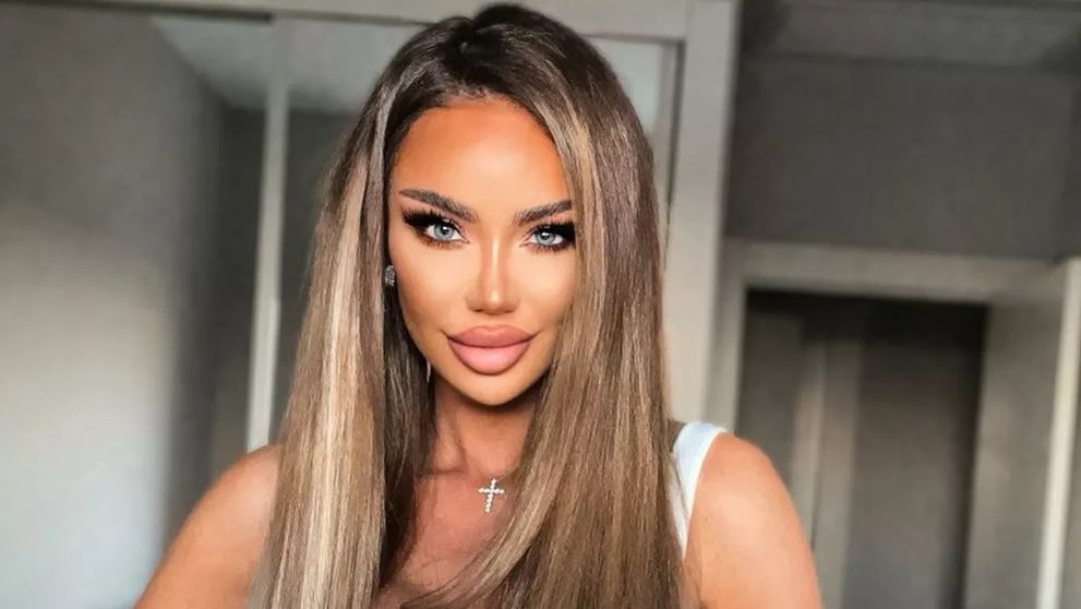 Bianca Drăgușanu este hărțuită de un bărbat necunoscut. Vedeta a postat mesajele pe care individul i le trimite, iar fanii i-au recomandat să meargă la Poliție: „Ba mă iubește, ba îi sunt datoare cu vreo 200-300 mii euro”