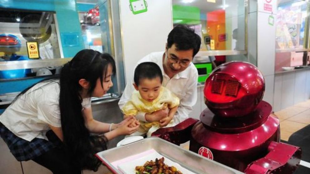 Chinezii au rezolvat problema bacsisului la restaurant. Uite ce chelner au gasit
