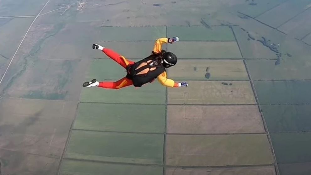A rămas în viața printr-o minune. Momentul când o tânără sare din elicopter și nu i se deschide parașuta