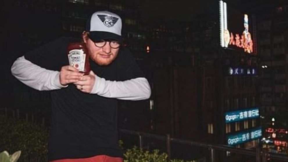 Ed Sheeran a insistat să joace într-o reclamă la ketchup. Ideea sa trăsnită i-a adus 300.000 de lire sterline