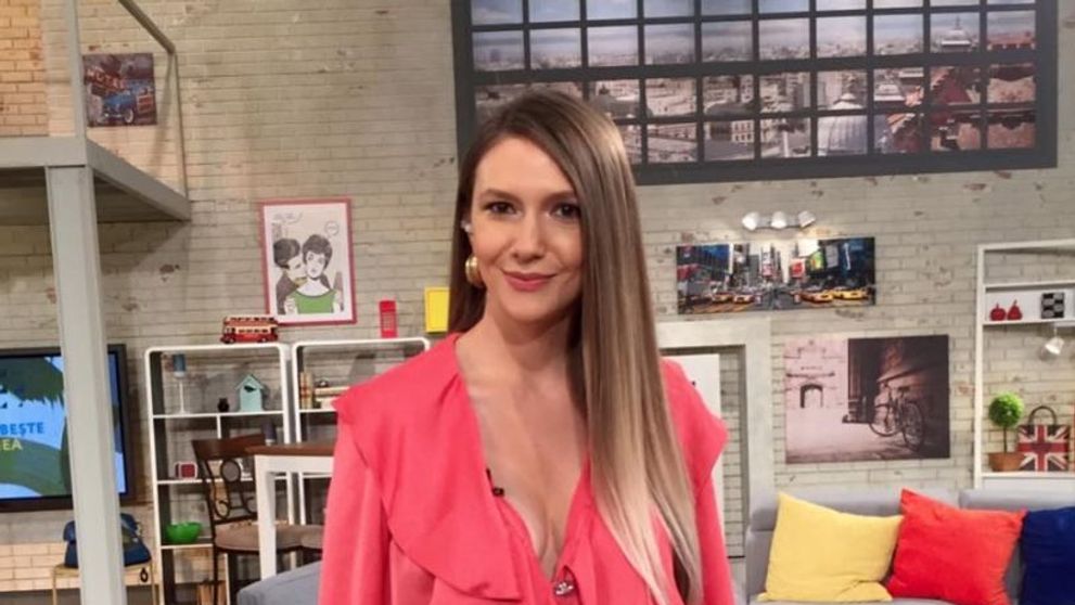Adela Popescu, coafura simpla, dar de efect cu care a impresionat in direct la TV. Cum si-a impletit vedeta parul