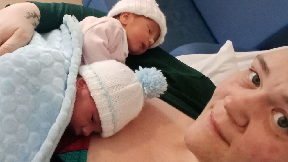 O femeie a născut gemeni, fix în același timp, pe cale naturală! ”Au ieșit un cap și o pereche de piciorușe”