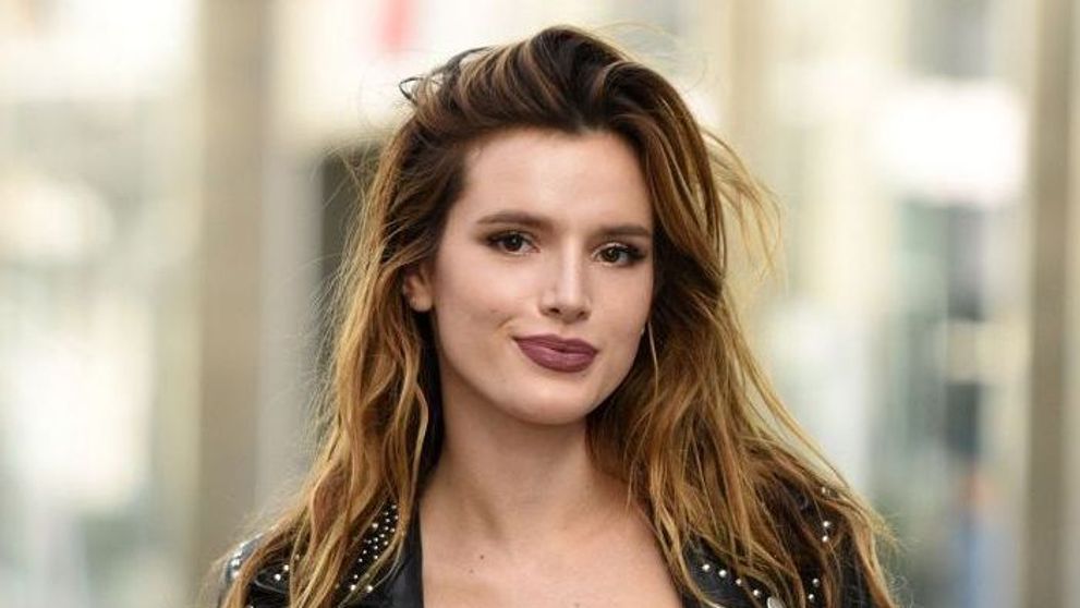 A facut furori in cele mai mulate haine, dar uite cum a fost suprinsa acum. Bella Thorne, pozata cand nu se astepta