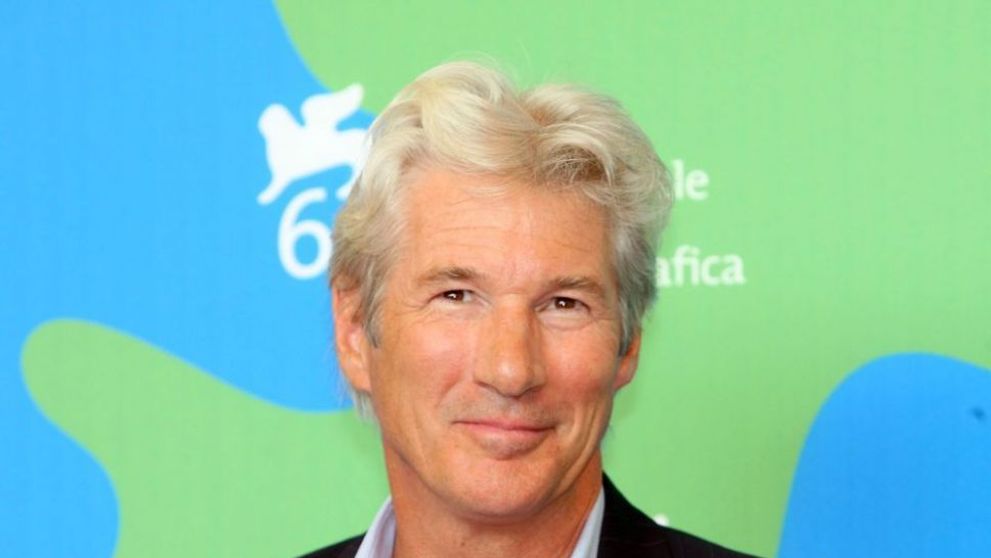 El are 66 de ani, ea 32. Cum arata si cat este de frumoasa Alejandra Silva, iubita actorului Richard Gere