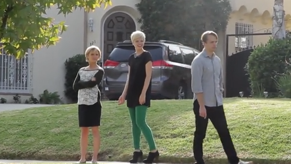 Cum ar fi daca ne-am purta in viata reala exact ca pe Facebook. Un clip de milioane de afisari