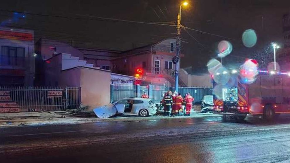 Un băiat de 15 ani a ajuns la spital, după ce a intrat cu mașina într-un autoturism parcat. A fost găsit în stop cardiorespirator şi resuscitat