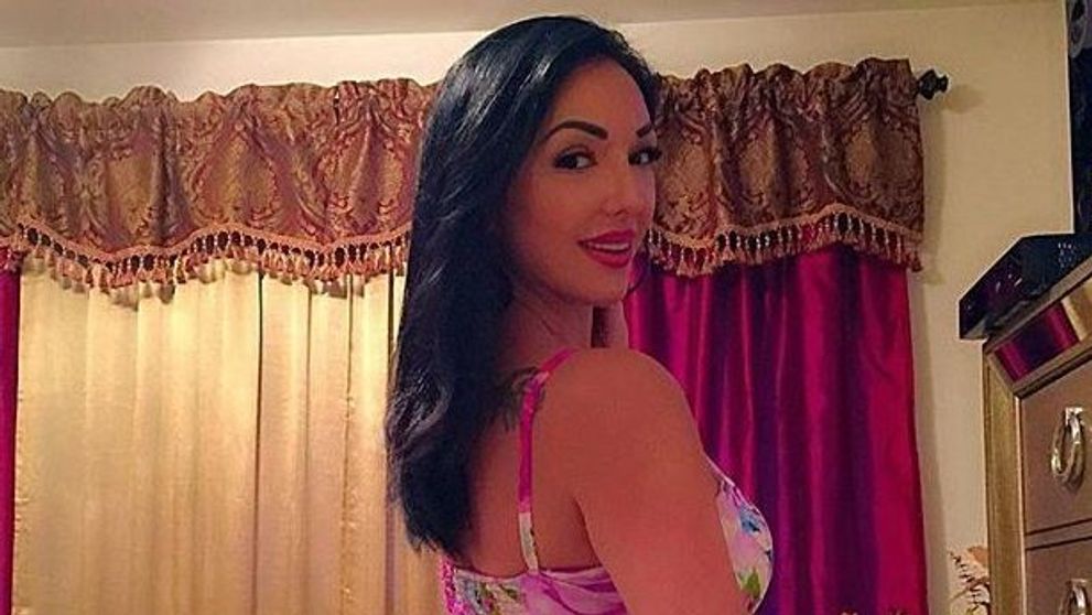 Talie de viespe, posterior apetisant si decolteu indraznet. Alexandra Harra s-a fotografiat in costum de baie