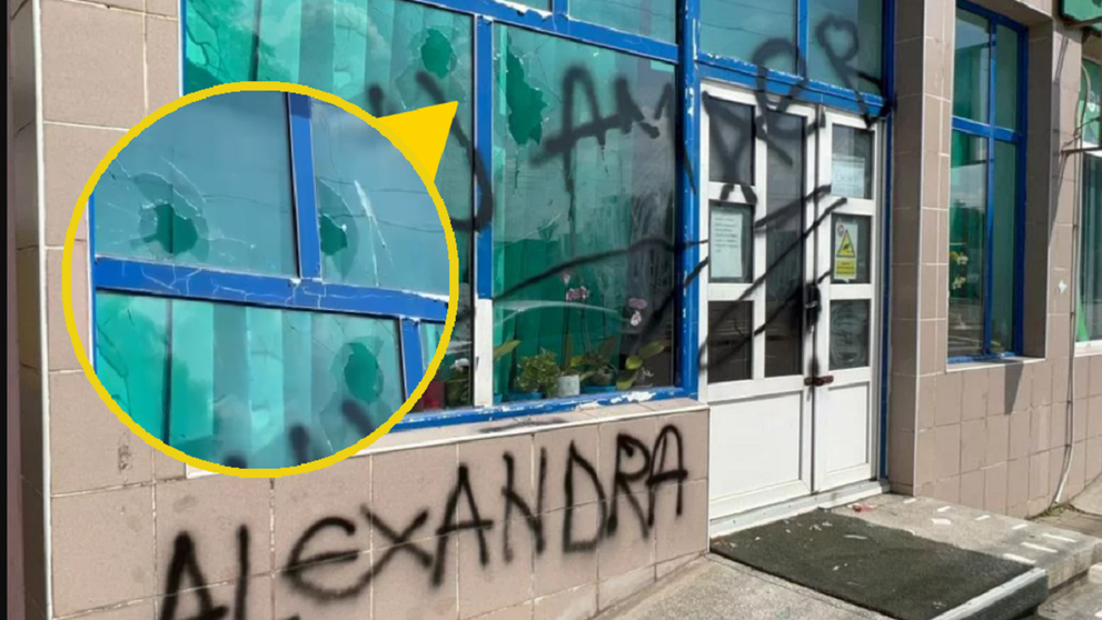 Geamuri sparte și mesaje de disperare pe cabinetul doctoriței care a ignorat-o pe Alexandra
