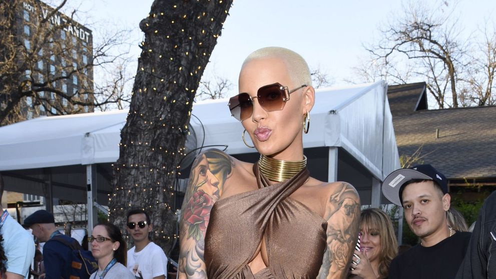 Cea mai sexy iluzie optica: Amber Rose, intr-un costum mulat care o face sa para goala de la distanta