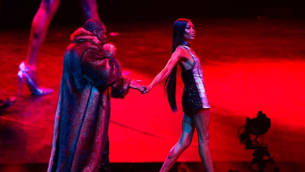 Imagini spectaculoase cu Usher și Naomi Campbell la concertul artistului! Supermodelul, apariție surpriză pe scenă în fața a 200.000 de oameni. În urmă cu 20 de ani s-a zvonit că au avut o aventură, însă cântărețul a negat totul