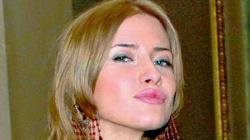 Iulia Albu si gaina ei de companie: LouLou are pene de Phoenix si poarta Pampers: VIDEO