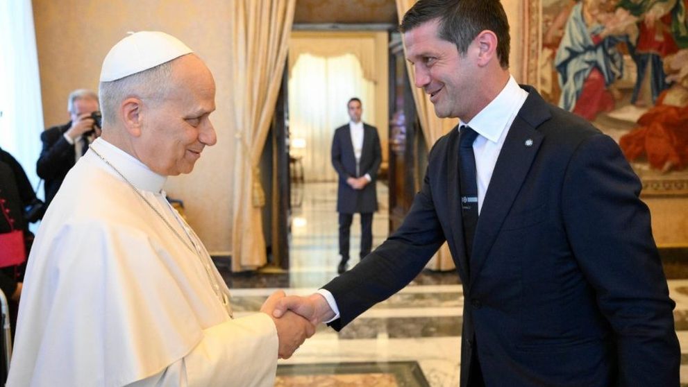 Cristian Chivu a dat mâna cu Papa Leon. Jucătorii echipei FC Inter Milano au fost binecuvântați de Suveranul Pontif: „Mulți tineri vă privesc ca pe niște eroi și exemple de urmat”
