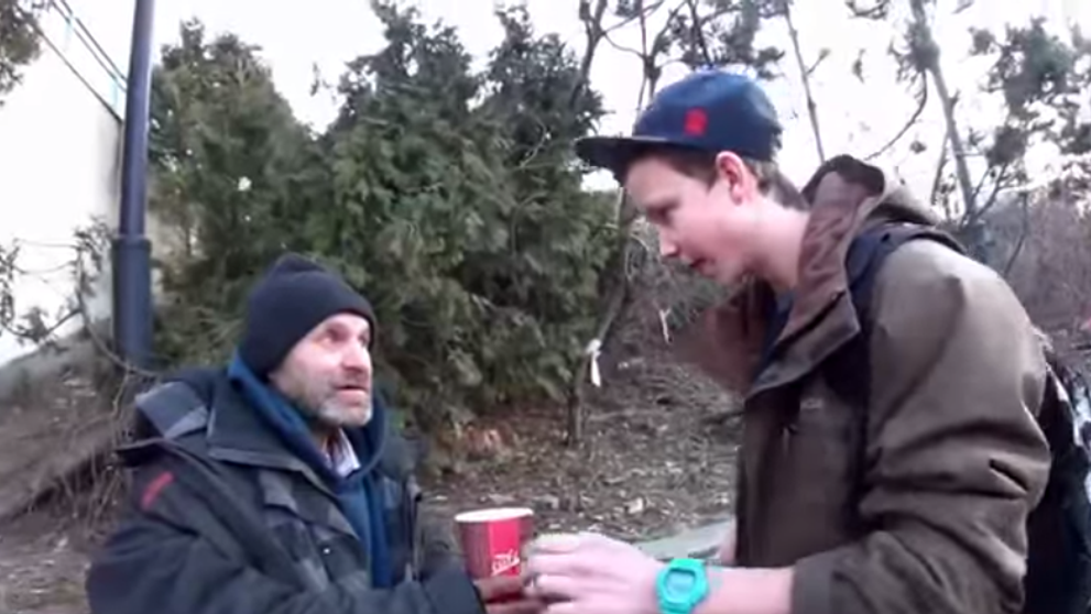 Un baiat a cerut cafeaua unui cersetor. Ce s-a intamplat mai apoi este de-a dreptul magic