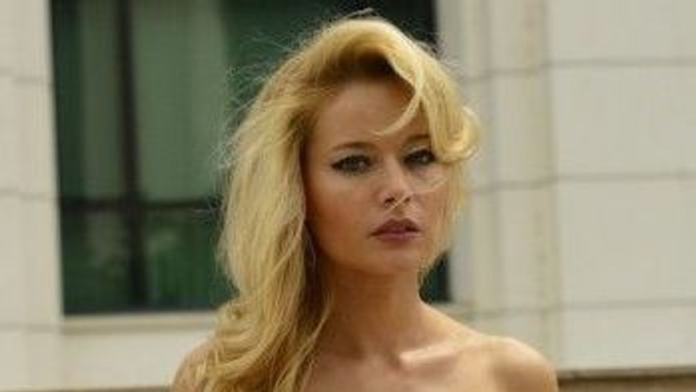 Laura Cosoi, o nasa de botez extrem de sexy. A atras toate privirile cu rochia sa rosie scurta si foarte decoltata: FOTO