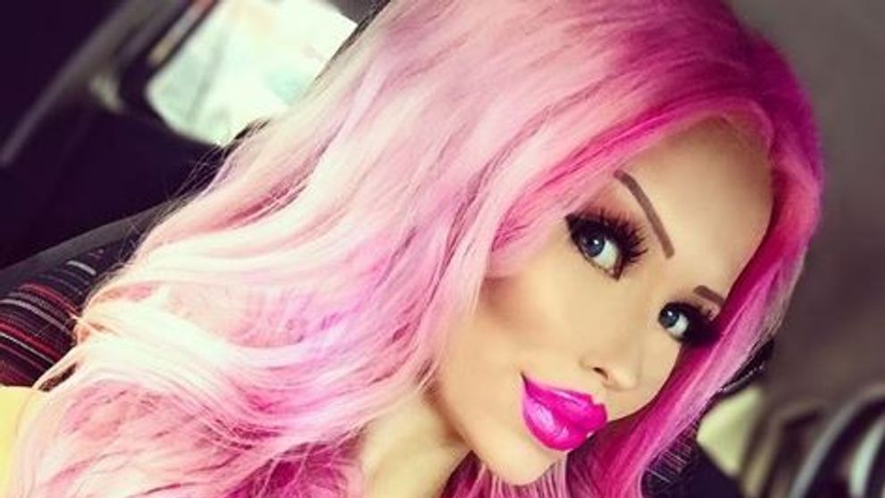 O adolescenta investeste 1 500 de Dolari lunar pentru a arata ca o papusa Barbie