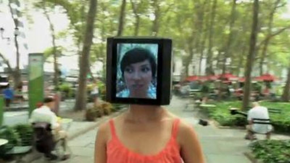 Femeia cu iPad-uri in loc de cap! Vezi despre ce este vorba. VIDEO