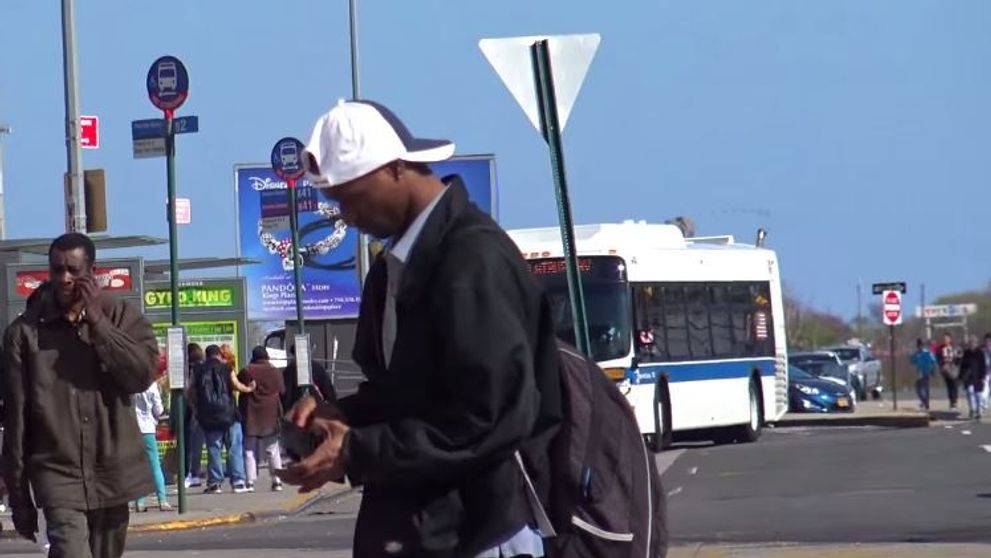 Un barbat a gasit un portofel si apoi a mers la cumparaturi. Ce s-a intamplat dupa este o adevarata lectie de viata