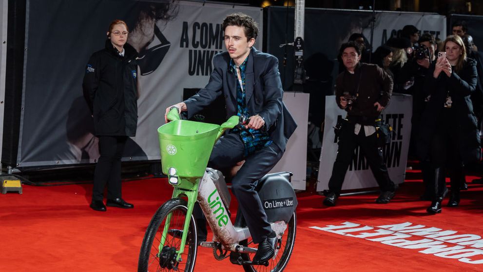 Actorul Timothée Chalamet a venit la premiera filmului despre Bob Dylan, „A Complete Unknown”, cu o bicicletă electrică. Cu cât a fost amendat pentru parcare