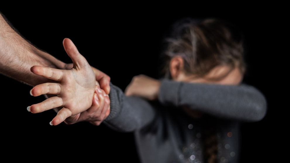 Ea este Maria, tânăra înjunghiată de fostul iubit chiar în fața copiilor ei! Cum a acționat individul și în ce stare se află acum femeia