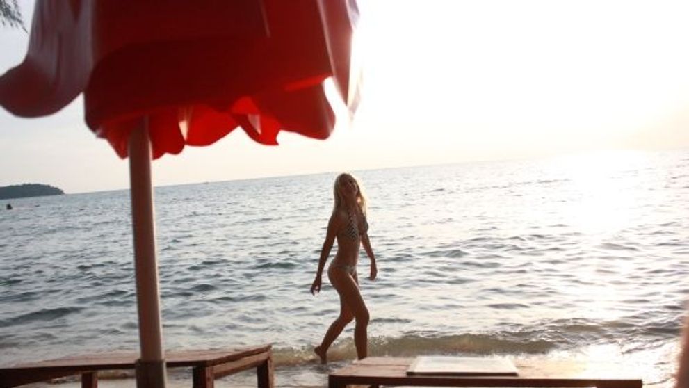 Dana Rogoz, sexy la plaja in Cambodgia: FOTO