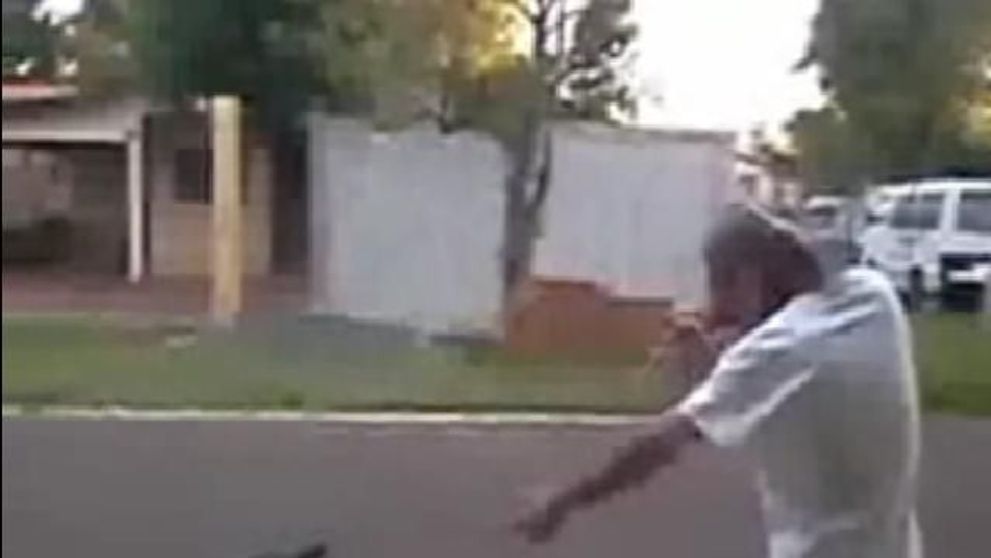 Uite cum incearca un betiv sa se urce pe bicicleta!