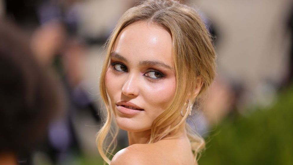 Lily-Rose știe cum să atragă atenția. Fiica lui Jonny Depp, apariție super sexy la plimbare prin New York