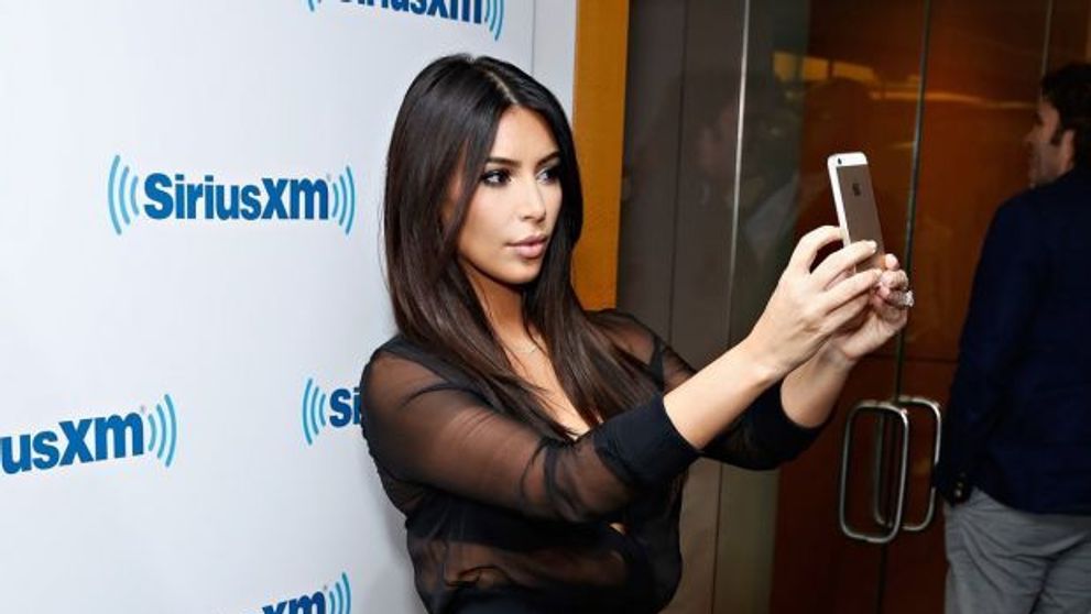 Situatie jenanta pentru surorile Kardashian! Ce se intampla daca oricine tasteaza asta pe telefon