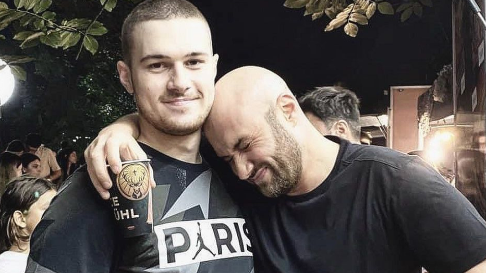 Cum arată și cu ce se ocupă fratele mai mic al lui Mihai Bendeac. Andrei a studiat în Anglia