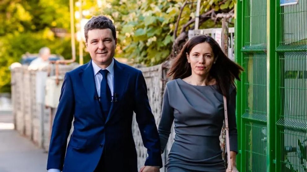 Mirabela Grădinaru a plecat cu cei doi copii în vacanță, însă fără Nicușor Dan! Cine o acompaniază pe Prima Doamnă în timp ce președintele se ocupă de țară: „A plecat cu...”