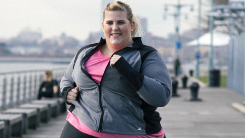 Un model plus-size a fost aspru criticat dupa un shooting realizat pentru un brand sportiv