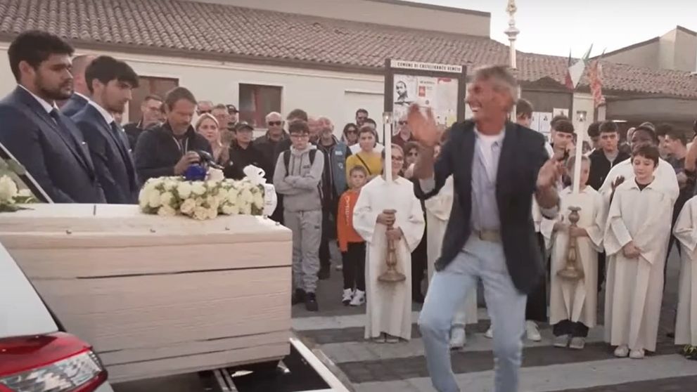 VIDEO Moment straniu la o înmormântare! Un bunic dansează lângă sicriul nepotului său care a murit la 15 ani în accident rutier