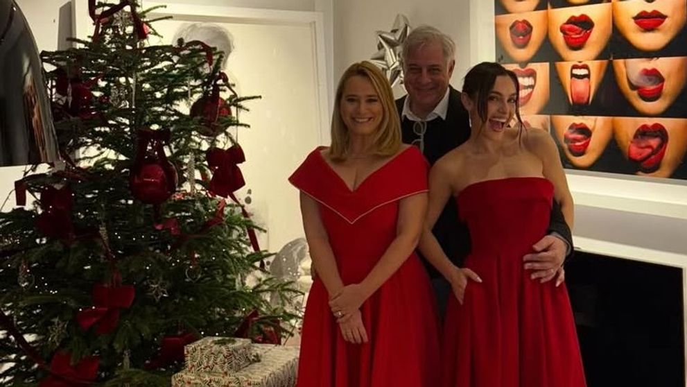 Andreea Esca, Crăciun de poveste în familie! Rochiile roșii asortate purtate de vedeta Pro TV și fiica ei au cucerit internetul