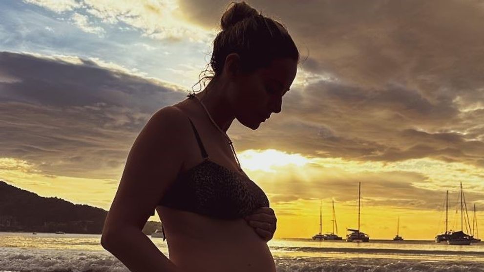 Laura Cosoi, însărcinată pentru a patra oară. Vedeta și-a arătat burtica pe Instagram: 